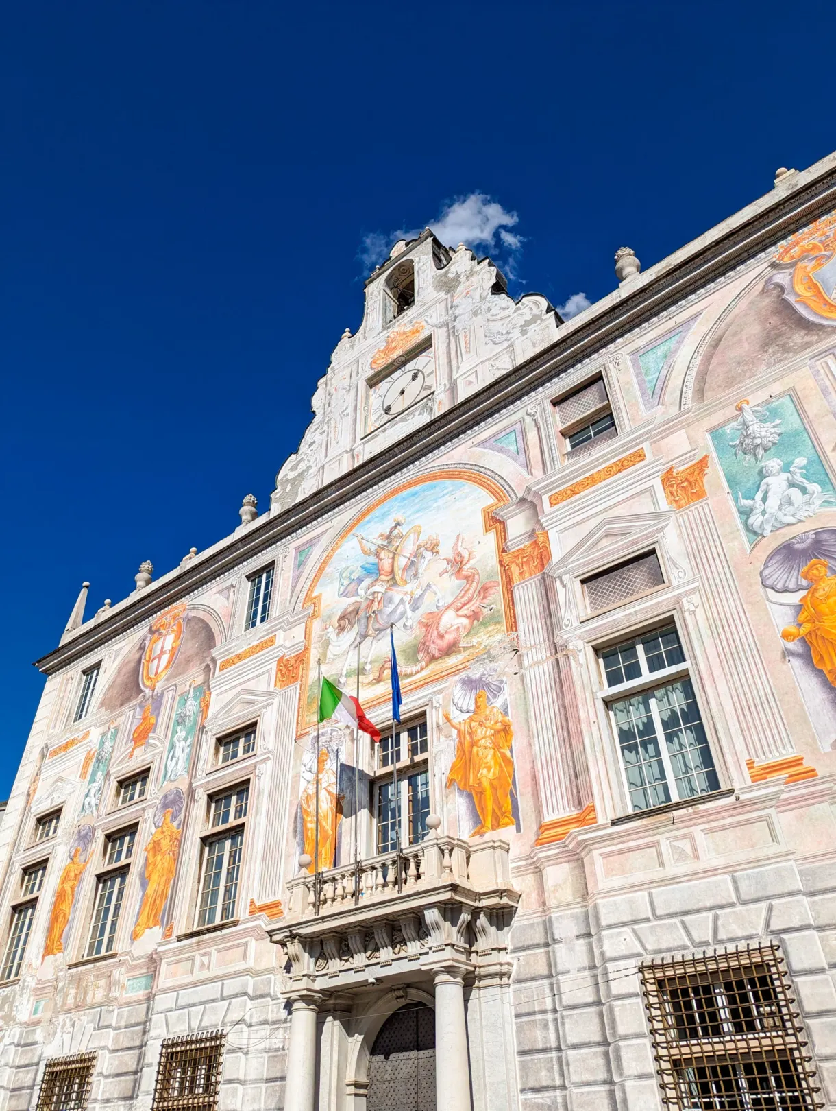 Façade de palais couverte de fresques peintes et de drapeaux