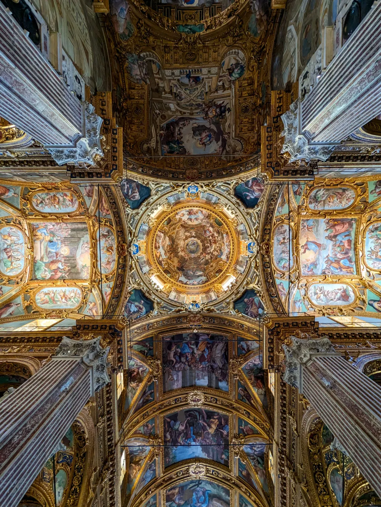 Voûte d'église couverte de fresques et de stucs dorés