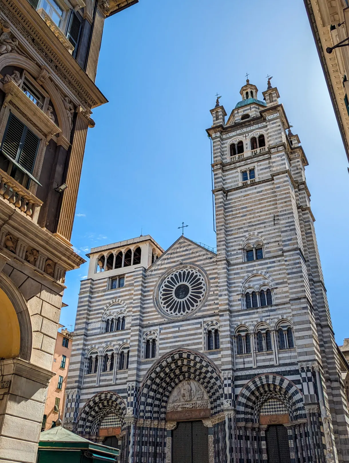 Façade rayée de marbre noir et blanc de la cathédrale et son campanile