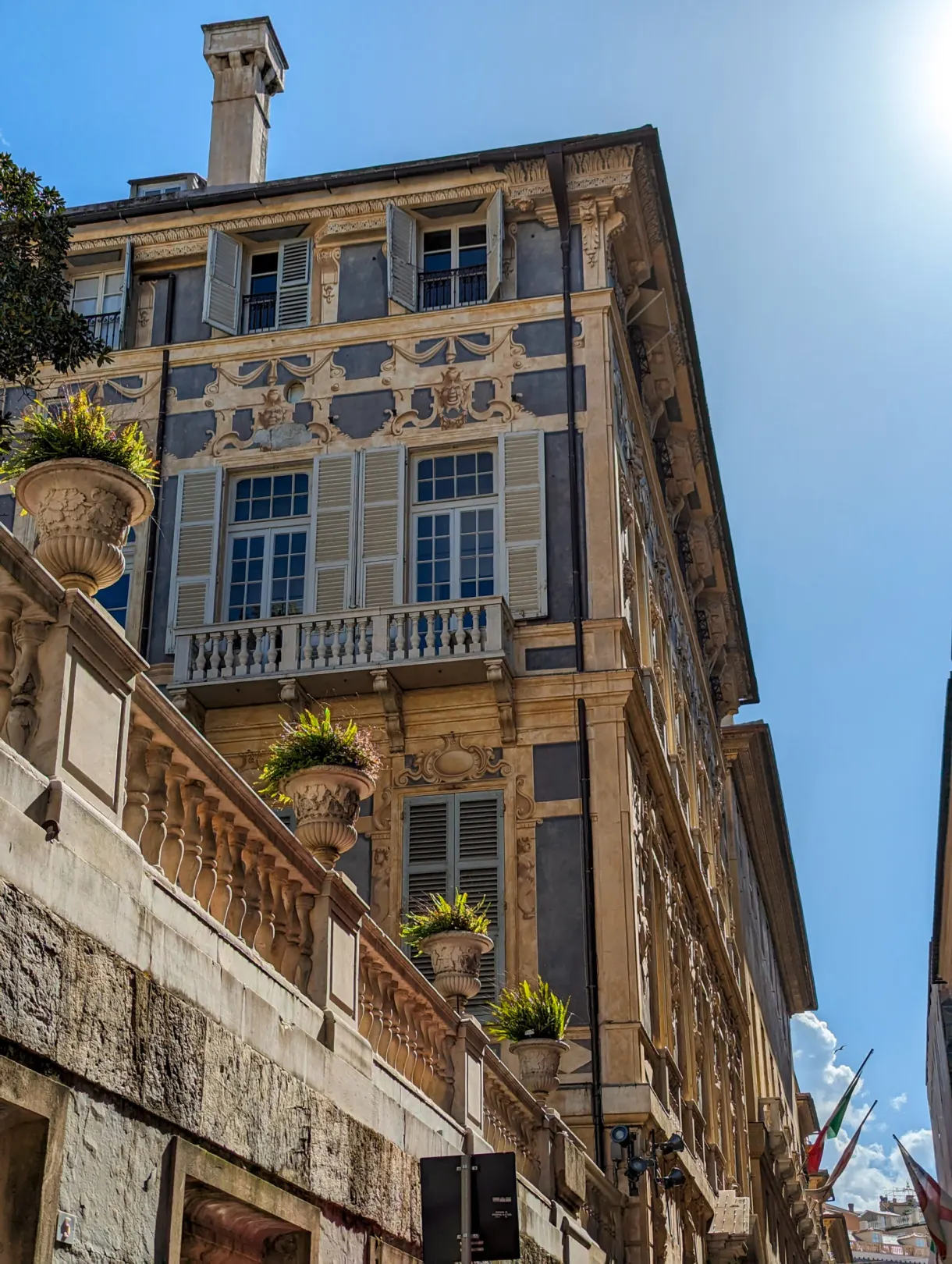 Palais Renaissance et sa balustrade de pierre vus depuis la rue
