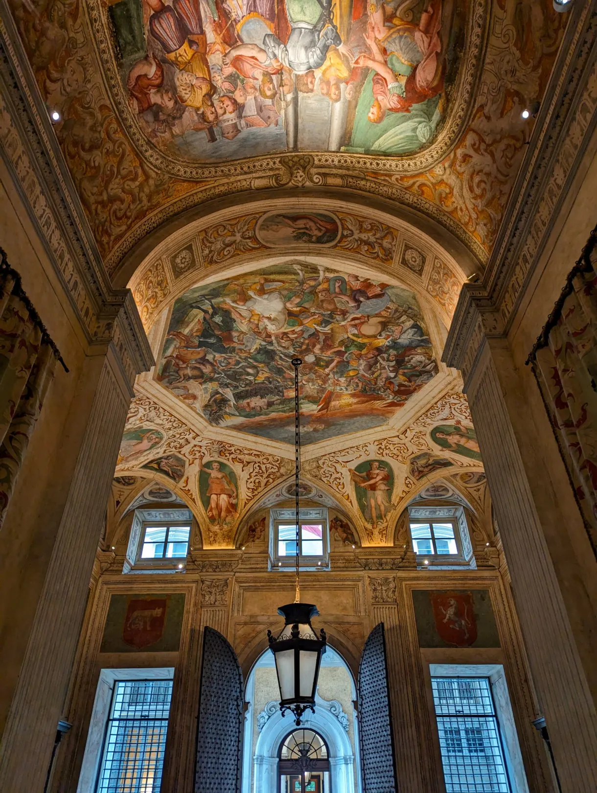 Atrium voûté et entièrement peint du Palazzo Reale