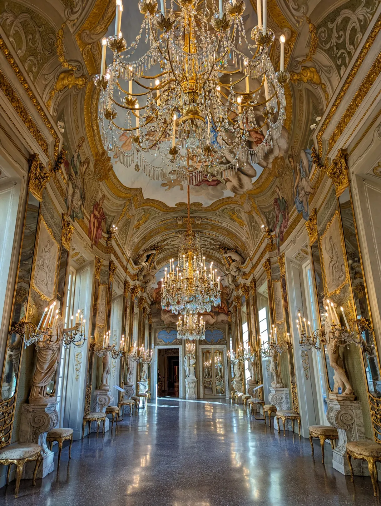 Galerie des glaces aux lustres de cristal et aux murs dorés