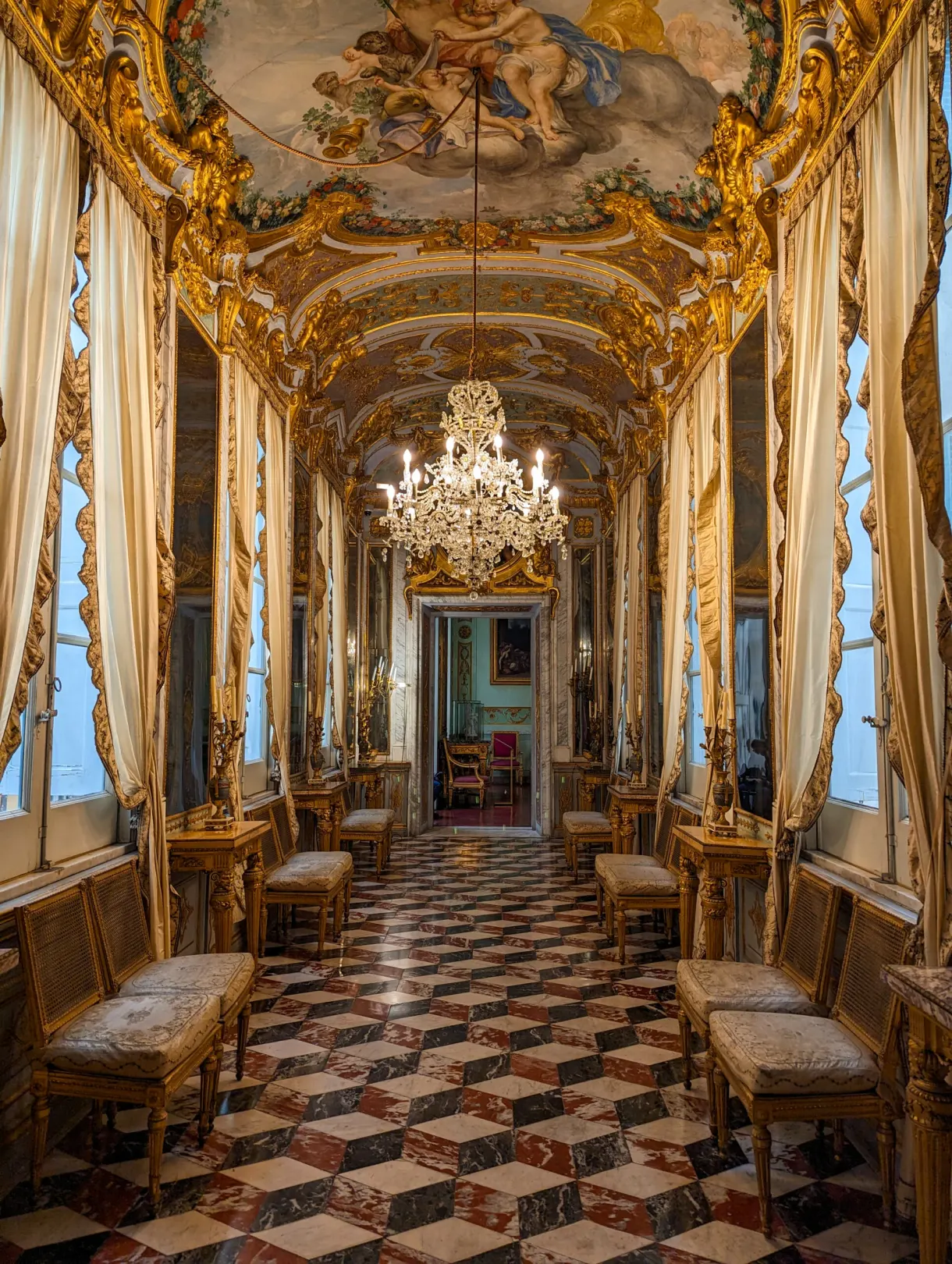 Enfilade de salons dorés et de fauteuils tapissés