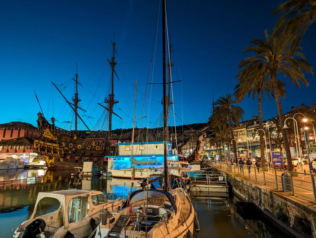 Galion et voiliers amarrés le long du quai bordé de palmiers
