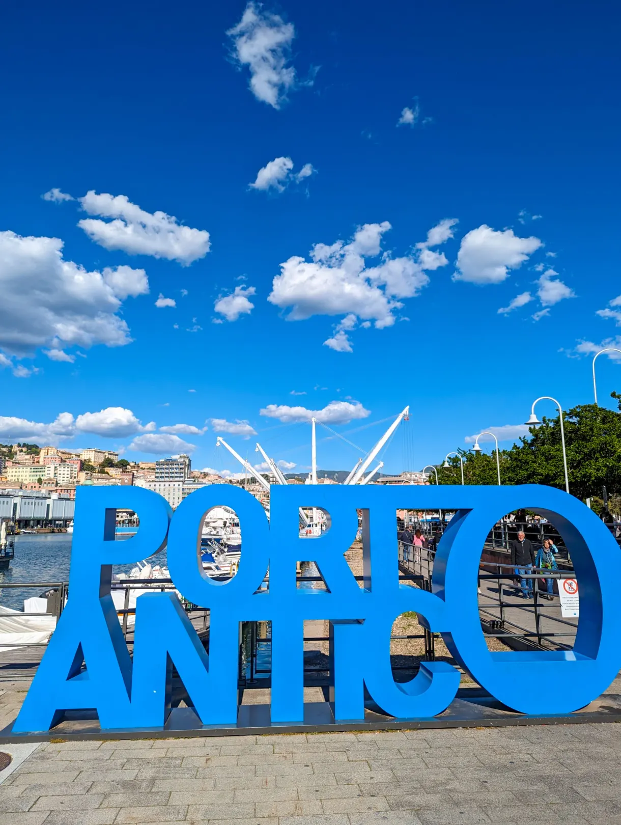 Lettres bleues géantes Porto Antico posées sur le quai