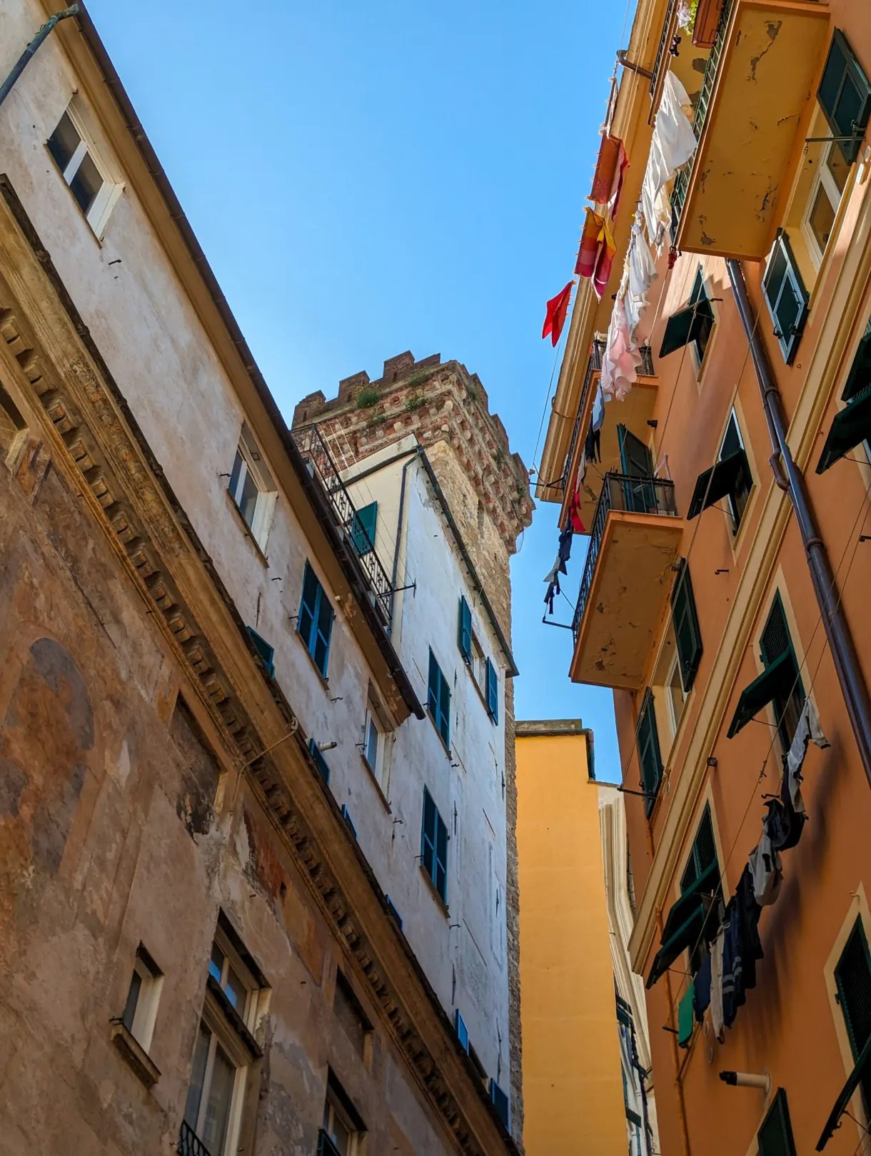 Ruelle très étroite et linge suspendu vus en contre-plongée