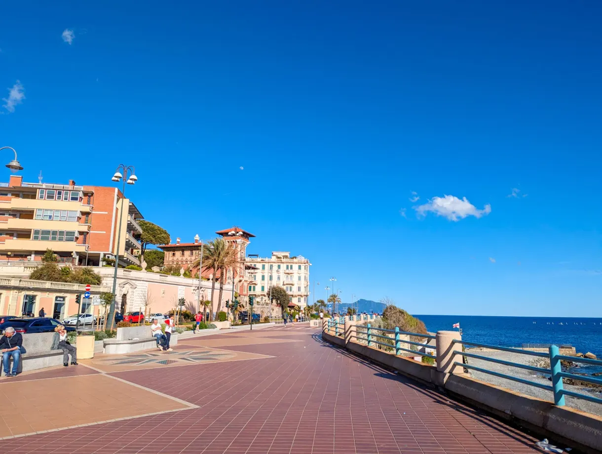 Longue promenade en bord de mer sous un ciel dégagé