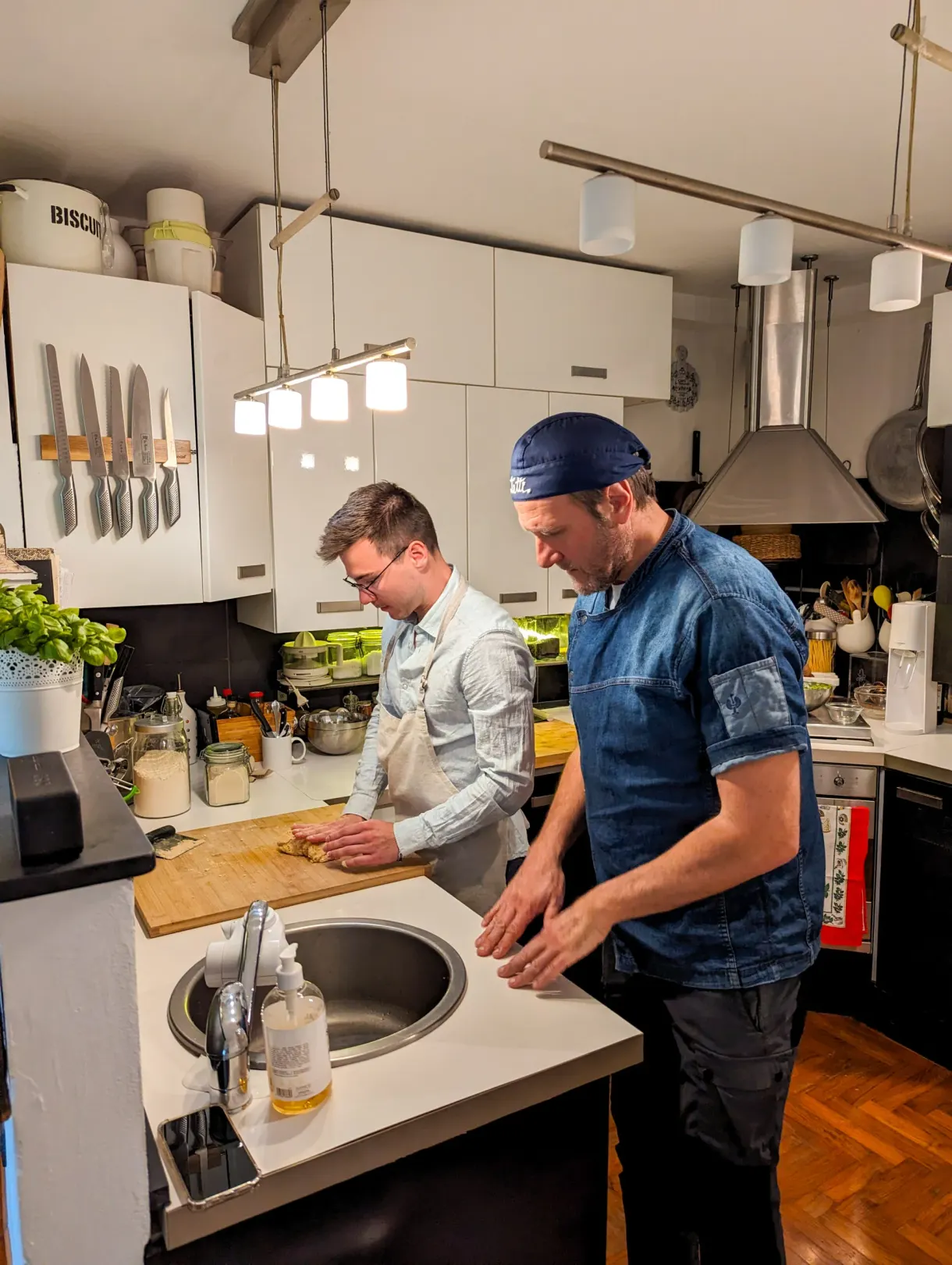Deux hommes préparant les ingrédients dans une cuisine ouverte