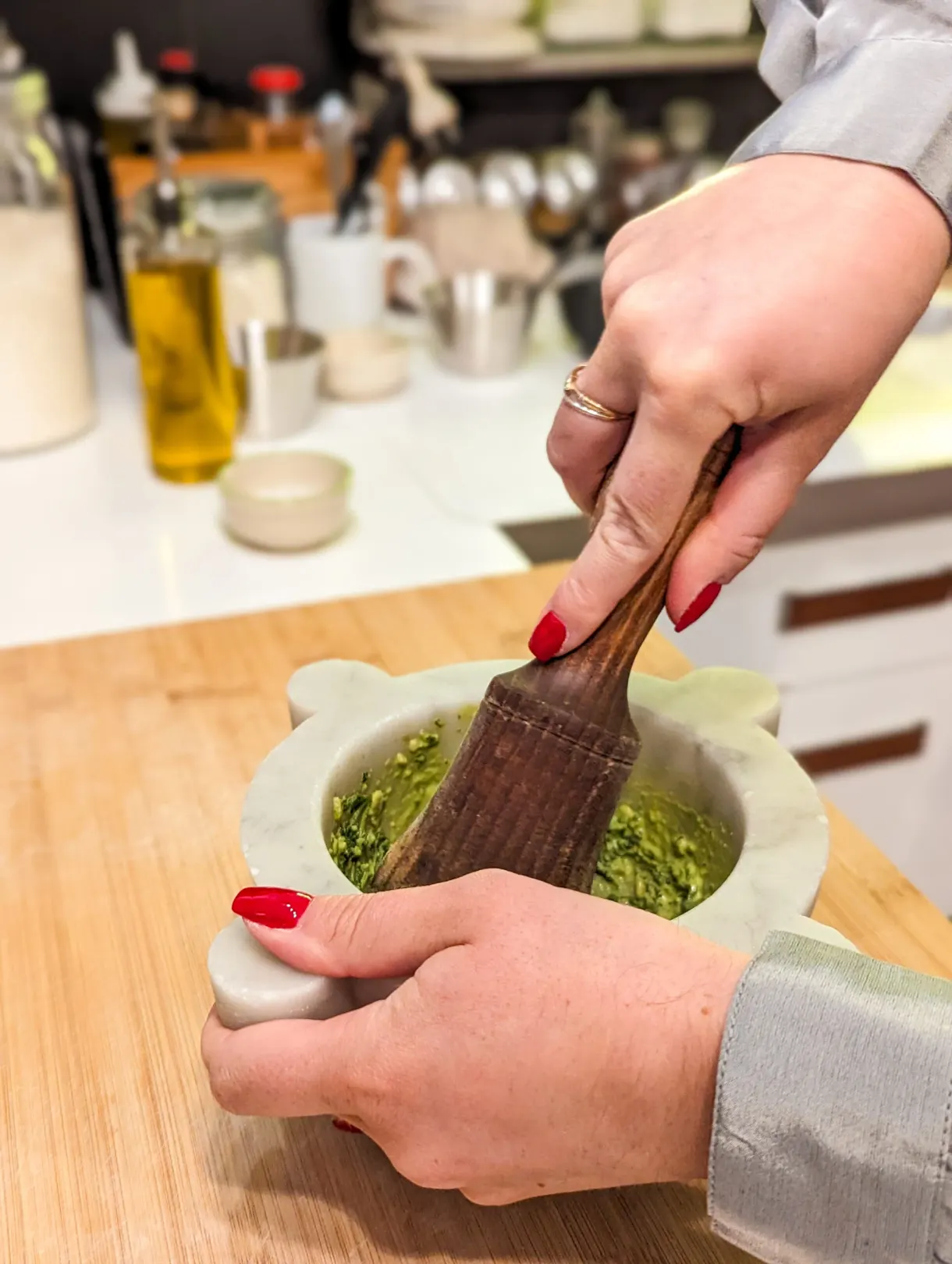 Basilic pilé au mortier de marbre pour préparer le pesto