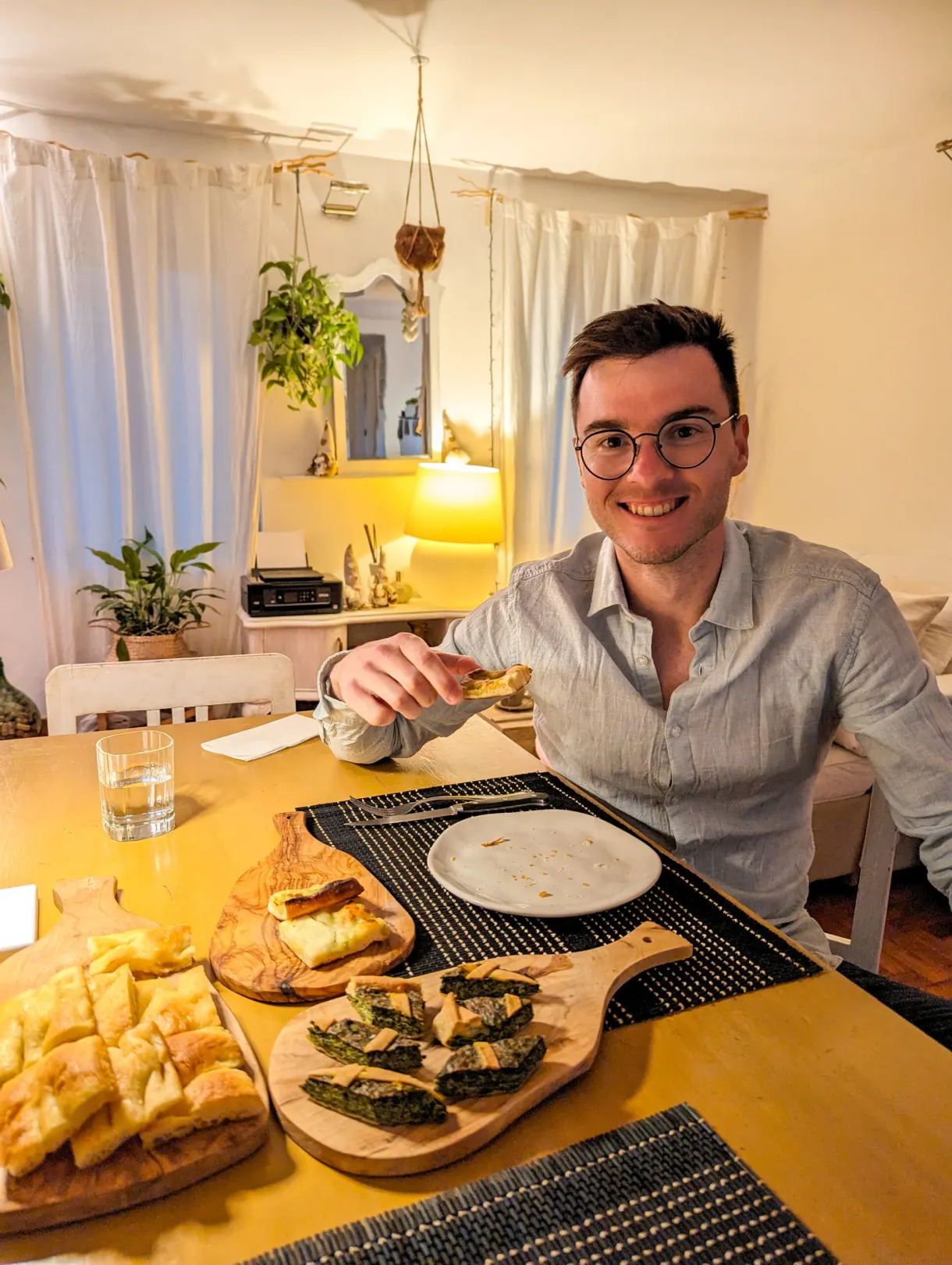 Homme attablé devant la focaccia et les plats préparés en cours