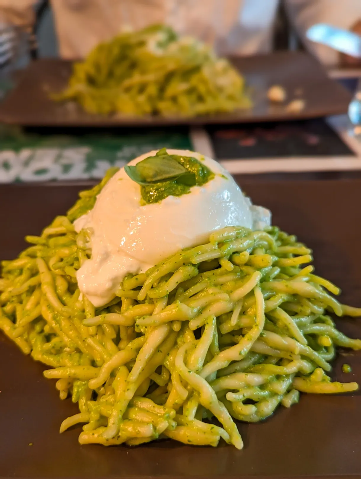 Pâtes au pesto surmontées d'une burrata crémeuse