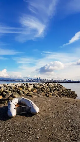 Titre Vancouver posé sur la skyline vue depuis l'eau
