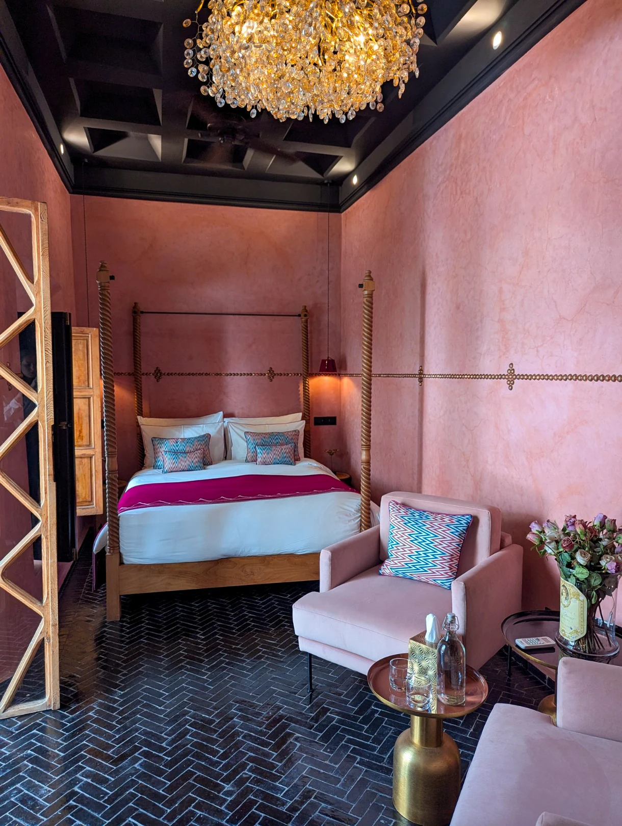chambre rose dans un riad à marrakech