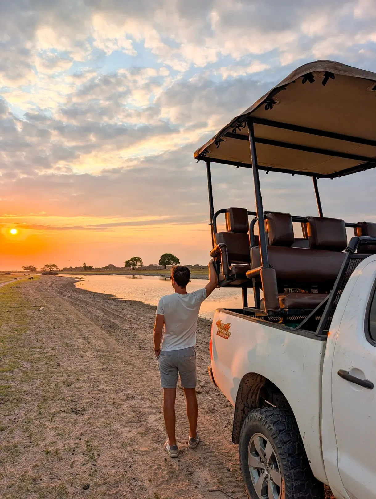 Coucher de soleil sur la rivière depuis un 4x4 de safari, réserve El Encanto de Guanapalo