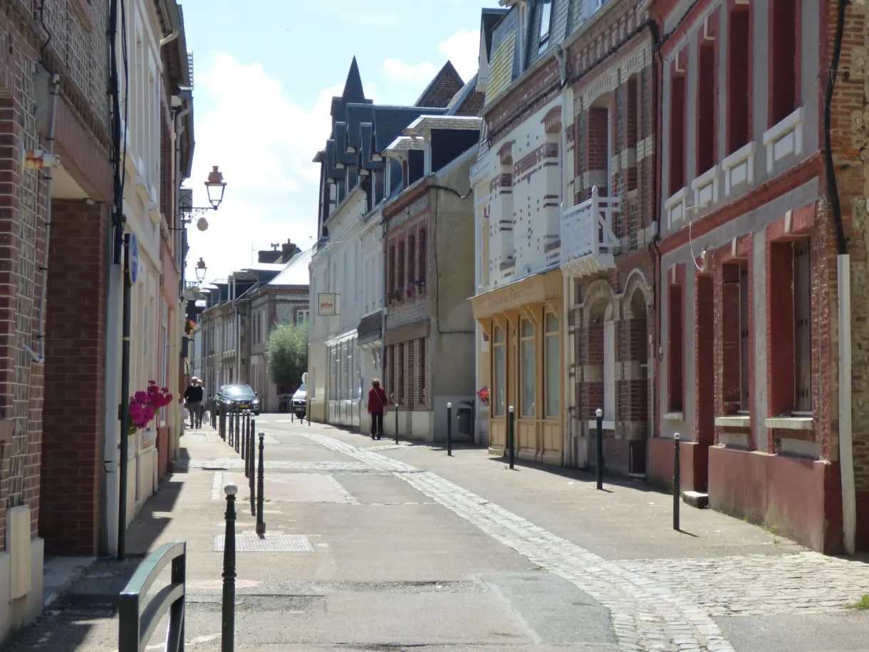 Large avenue d'Yport et ses façades colorées de bord de mer