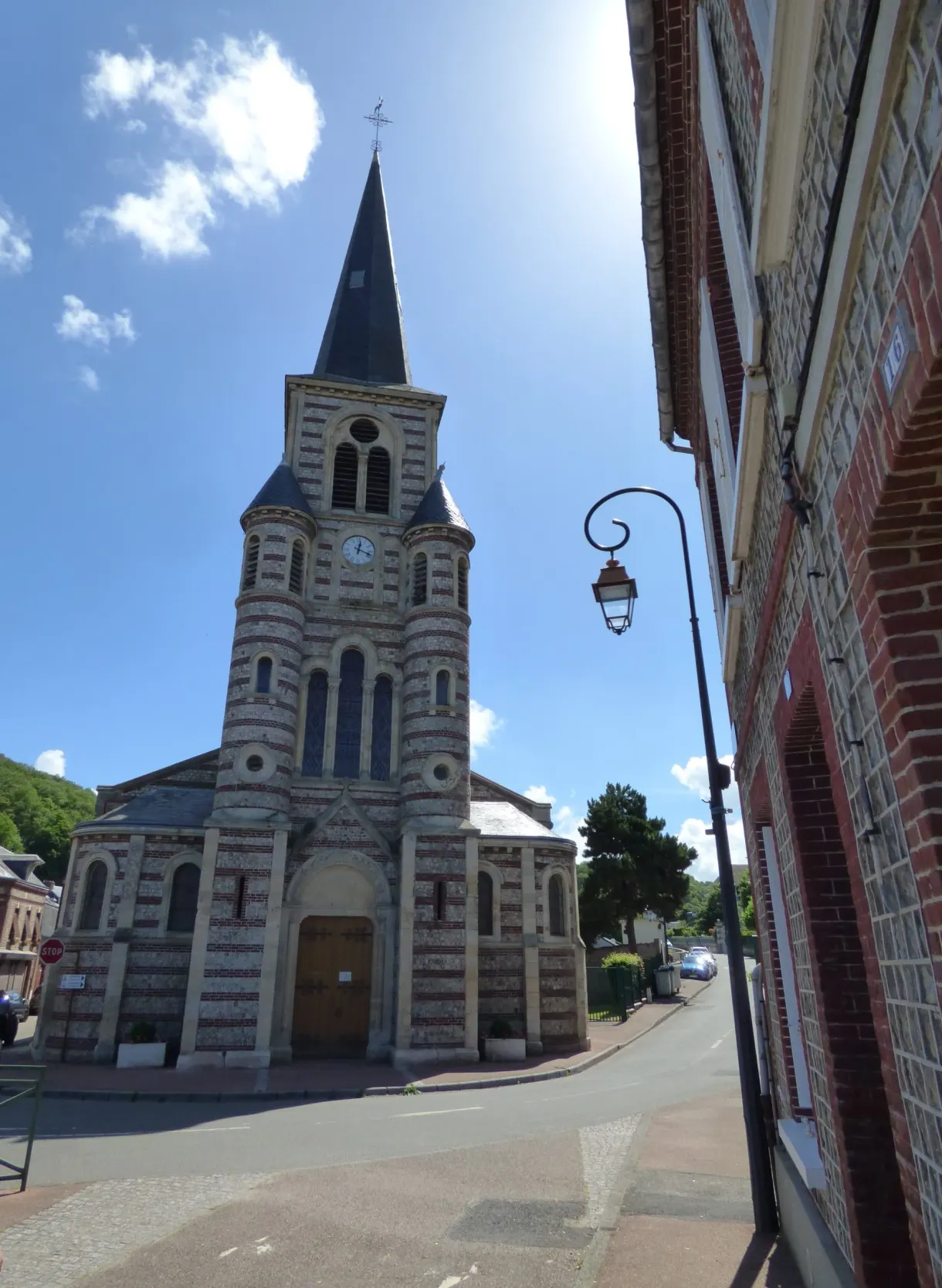 Clocher ardoisé de l'église d'Yport vu depuis une ruelle