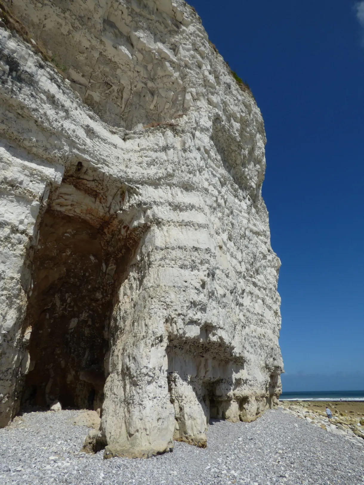 Arche creusée dans la craie blanche au pied de la falaise