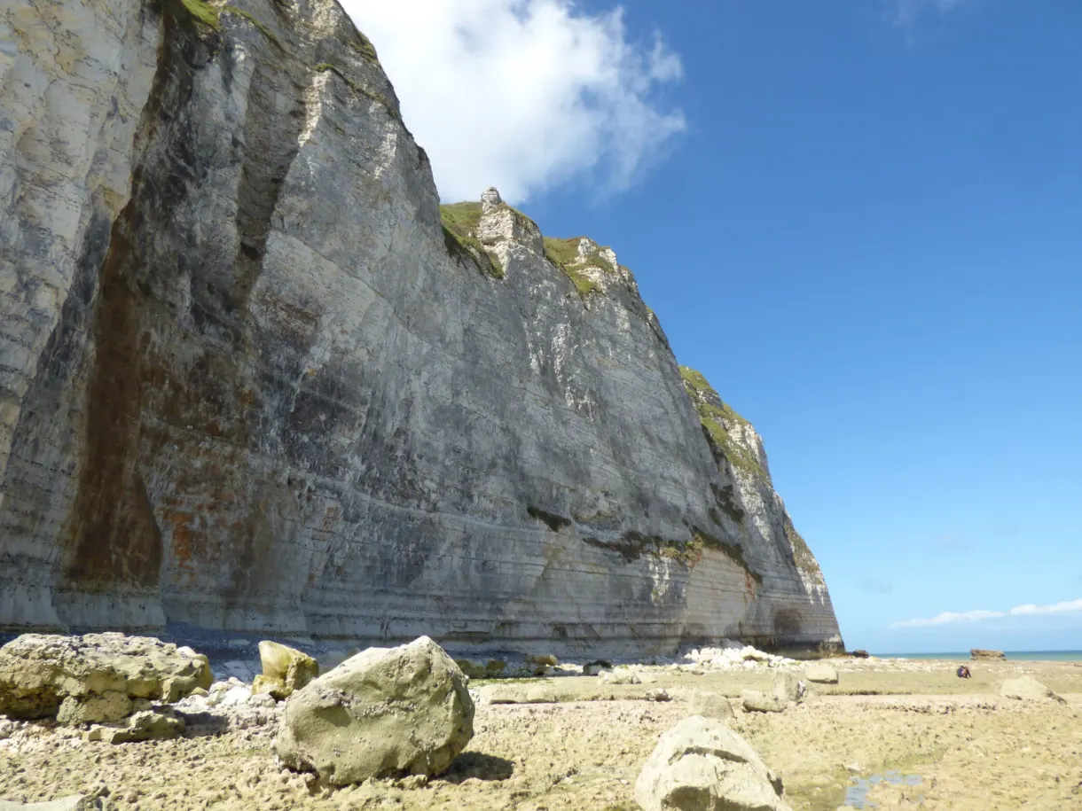 Muraille de craie striée et blocs éboulés sur les galets