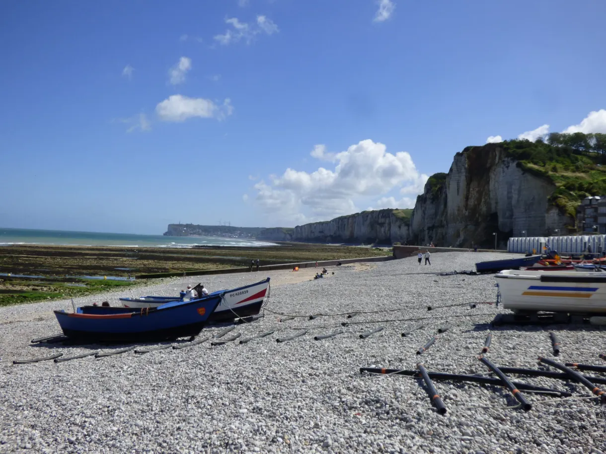 Barques de pêche échouées sur les galets face aux falaises d'Yport