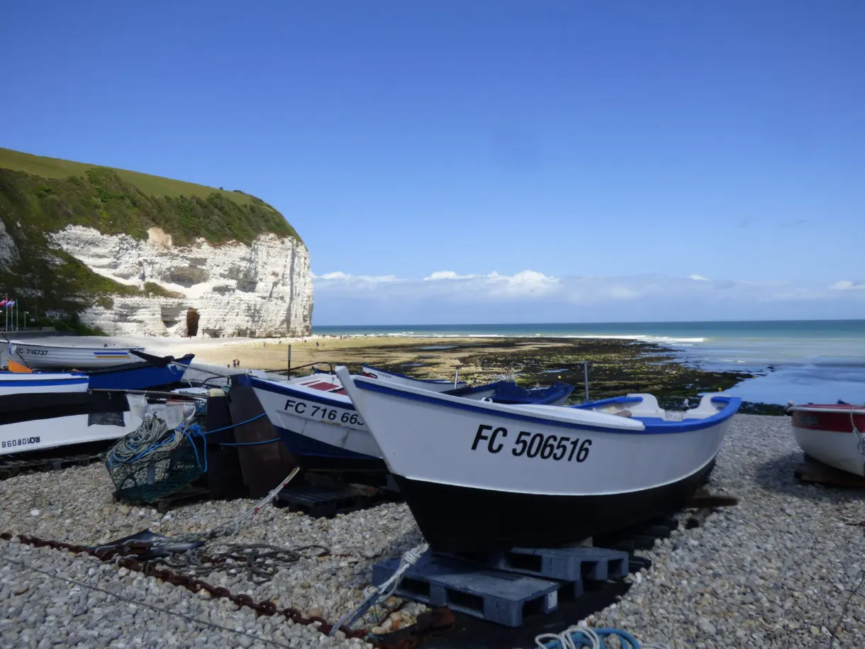 Bateau de pêche immatriculé FC 506516 posé sur les galets