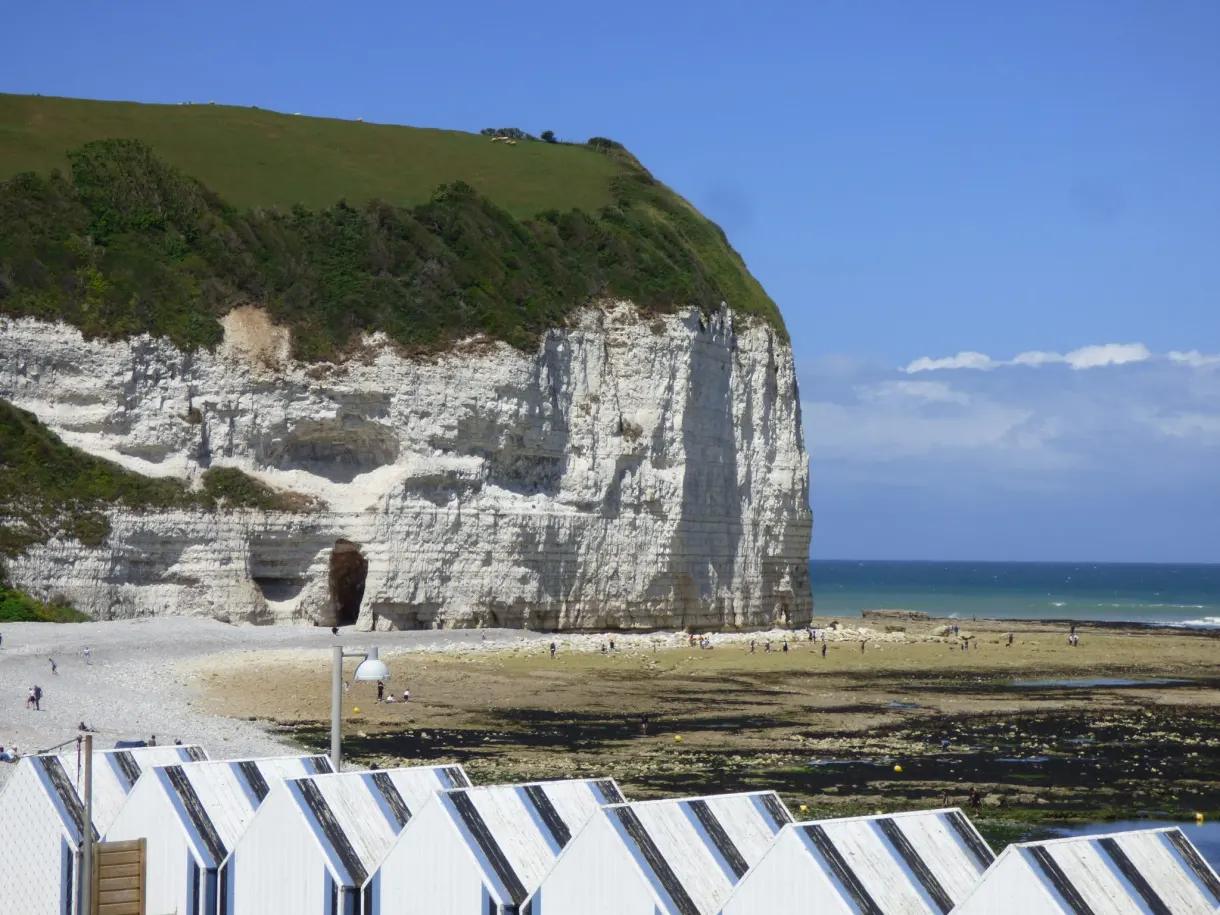 Toits des cabines de plage et falaise blanche en arrière-plan