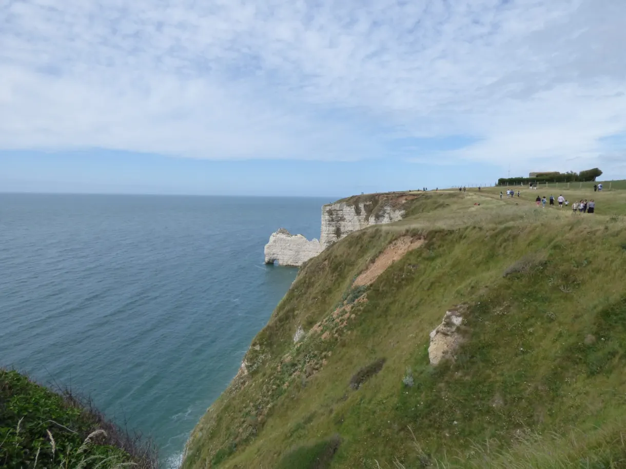 Plateau herbeux du haut de falaise dominant une mer sombre