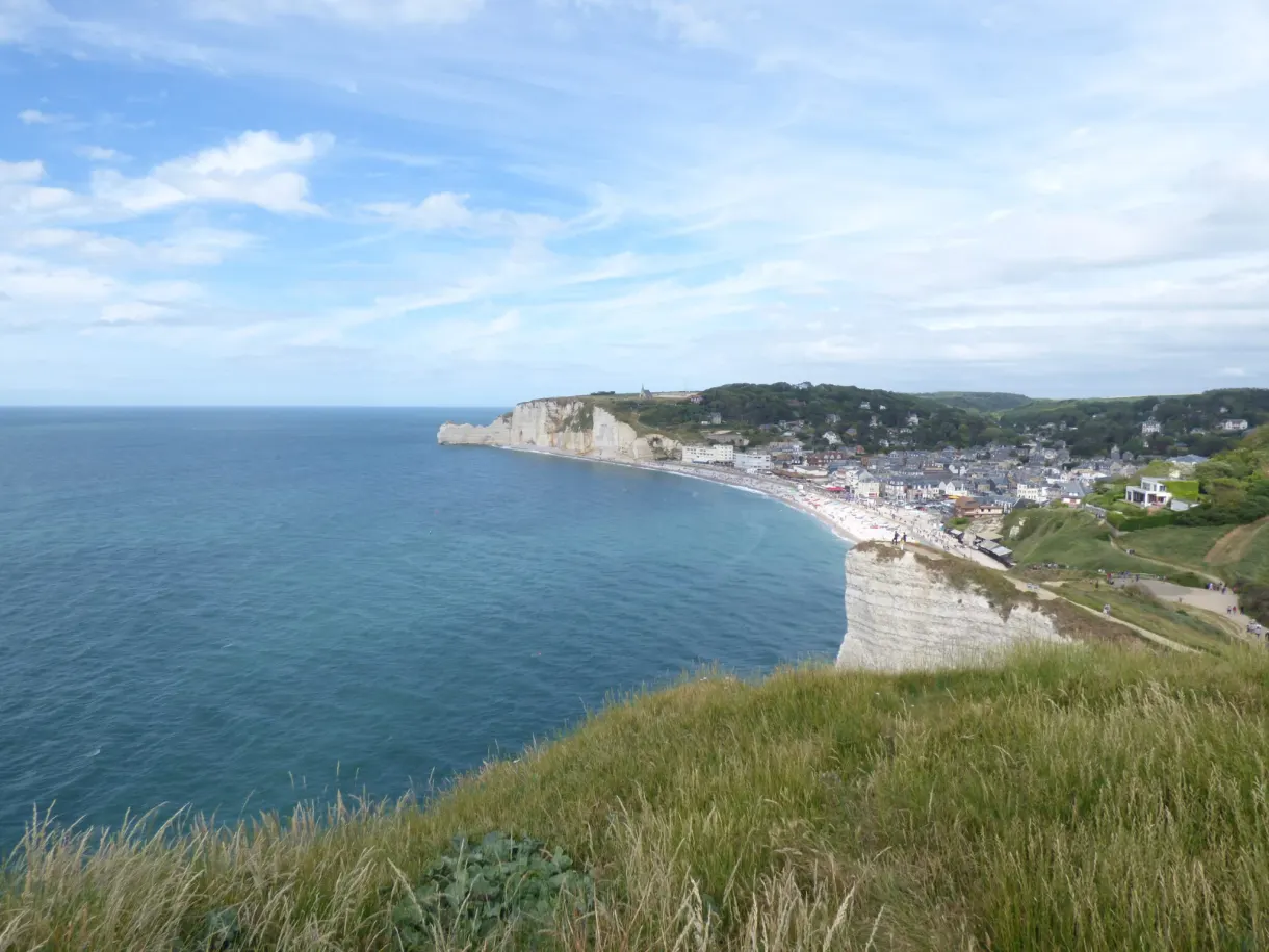 Baie d'Étretat et son bourg vus du haut de la falaise