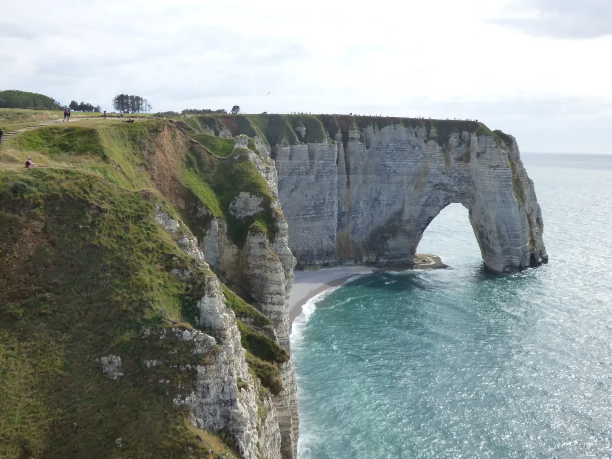 Porte d'Aval et son arche au-dessus de l'eau turquoise