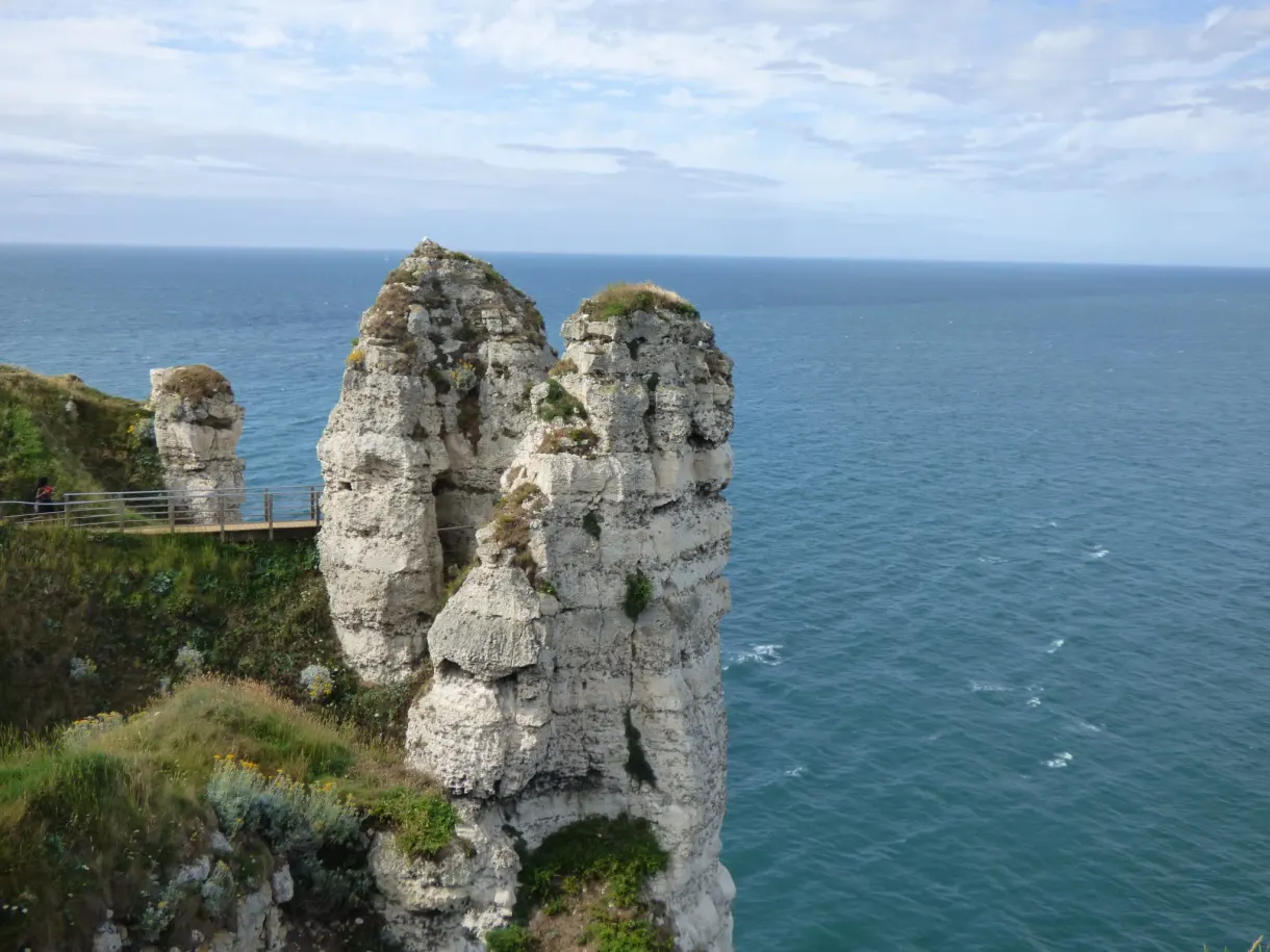 Sentier accroché à la falaise le long des aiguilles rocheuses