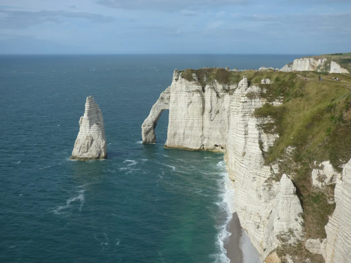 Aiguille et arche vues de haut dans une mer turquoise