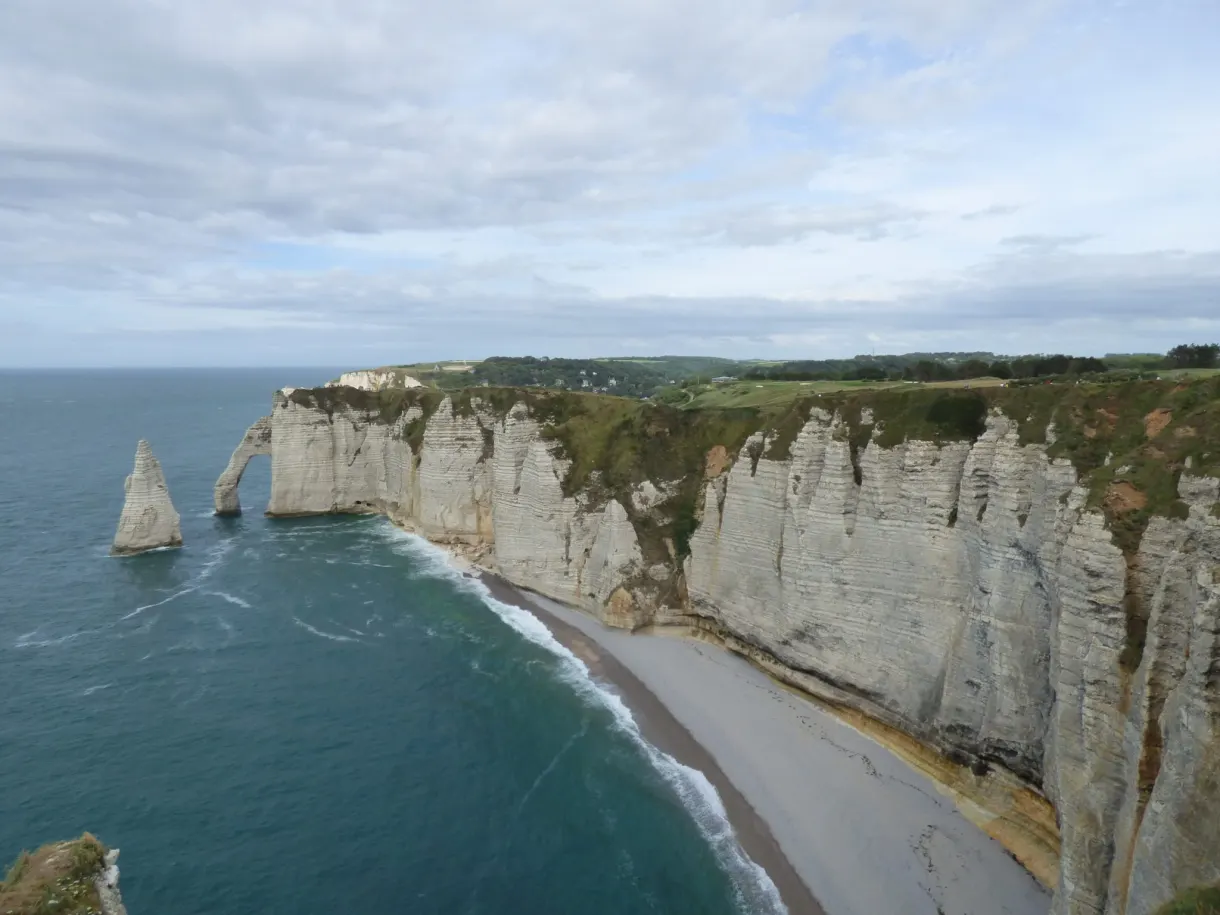 Longue enfilade de falaises crayeuses et aiguille isolée