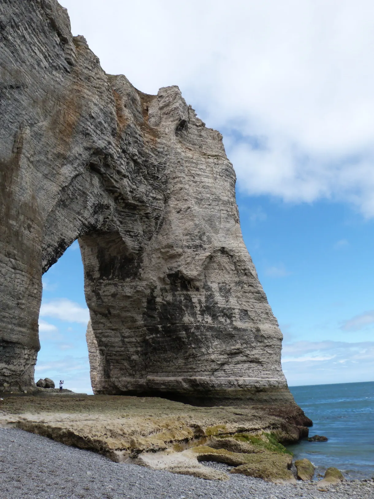 Arche de la Porte d'Aval vue depuis la plage à marée basse
