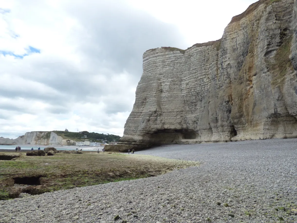 Immense falaise de craie et longue plage de galets déserte