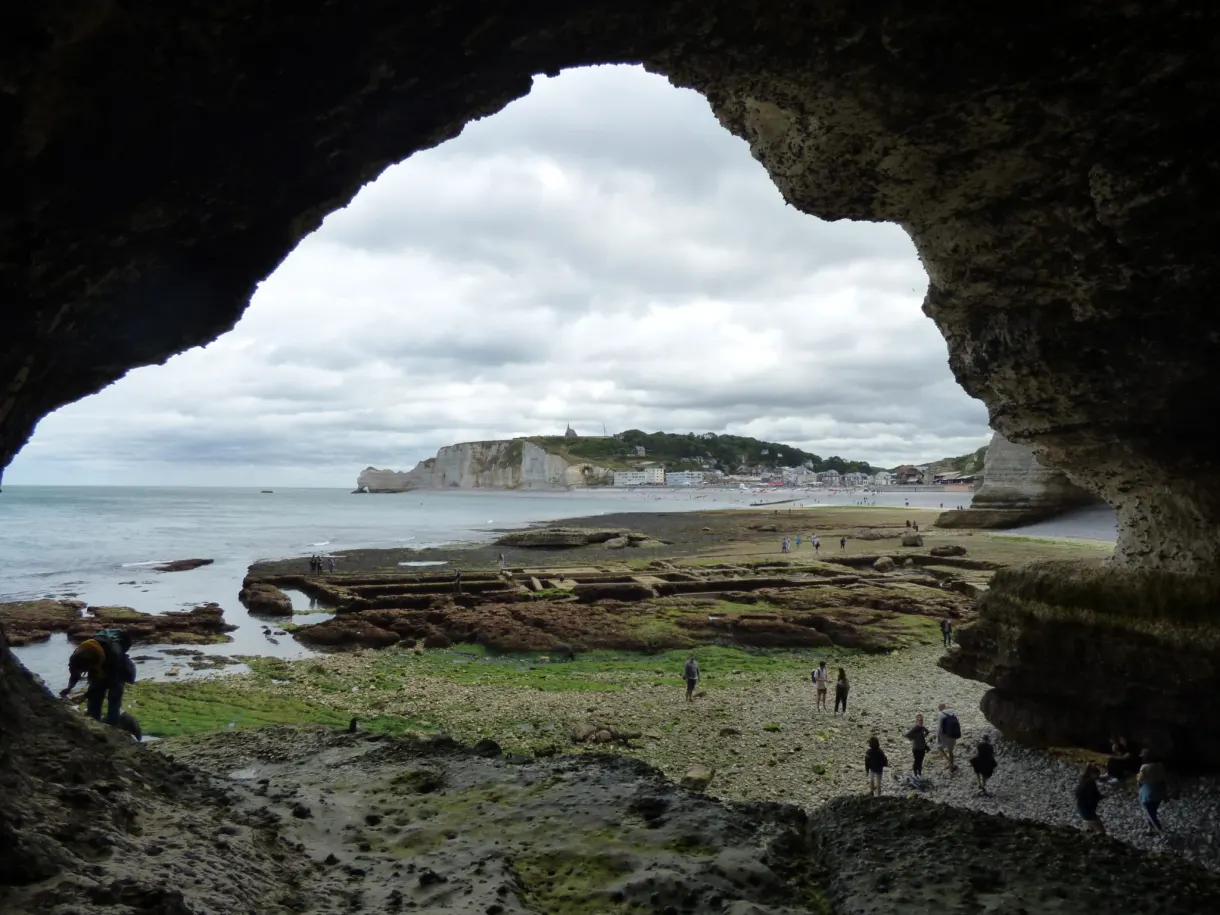 Sortie du Trou à l'Homme encadrant la plage et les falaises
