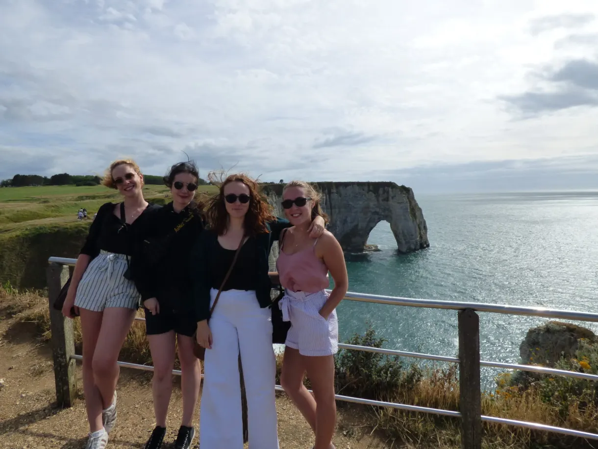 Quatre amies posant à la barrière du belvédère d'Étretat