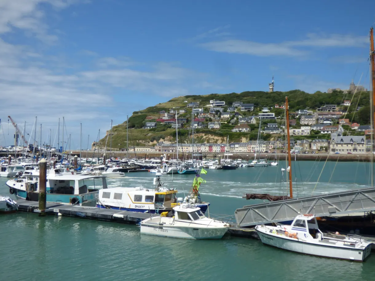 Voiliers et bateaux à quai dans le port de Fécamp
