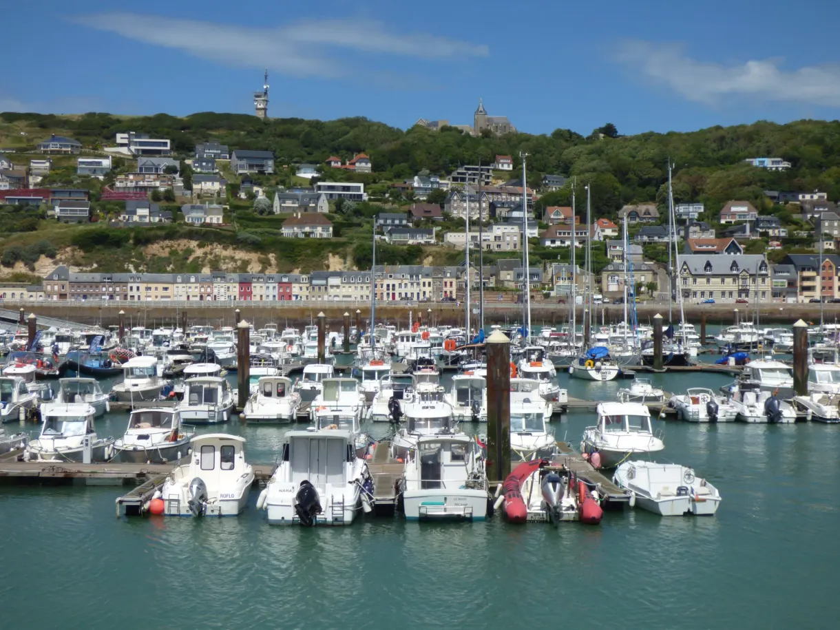 Pontons du port de plaisance devant les maisons à flanc de coteau