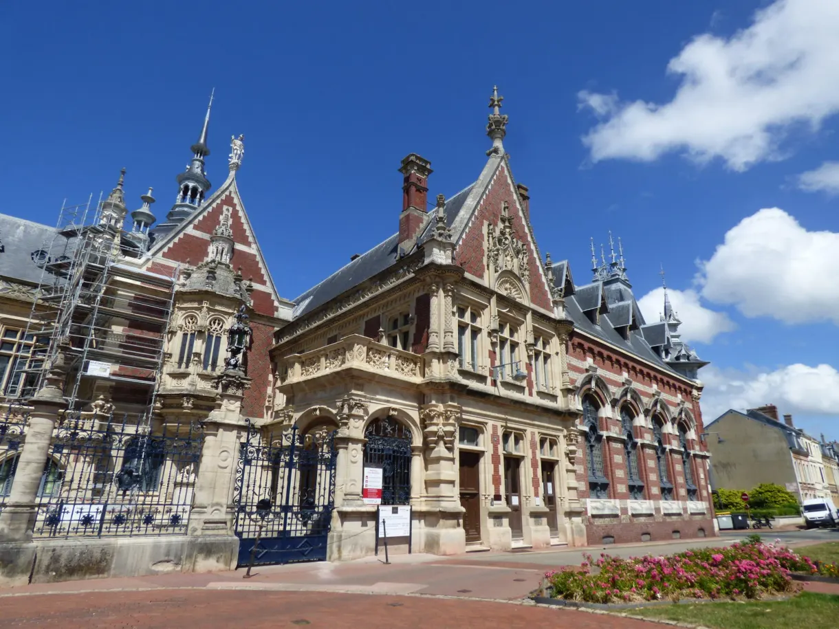 Façade néogothique du palais Bénédictine de Fécamp