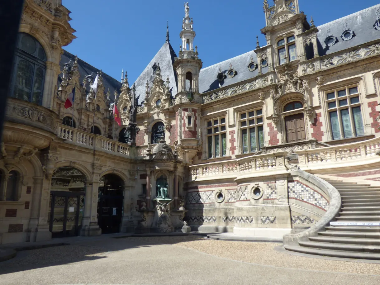 Escalier d'honneur et pignons sculptés de la distillerie Bénédictine
