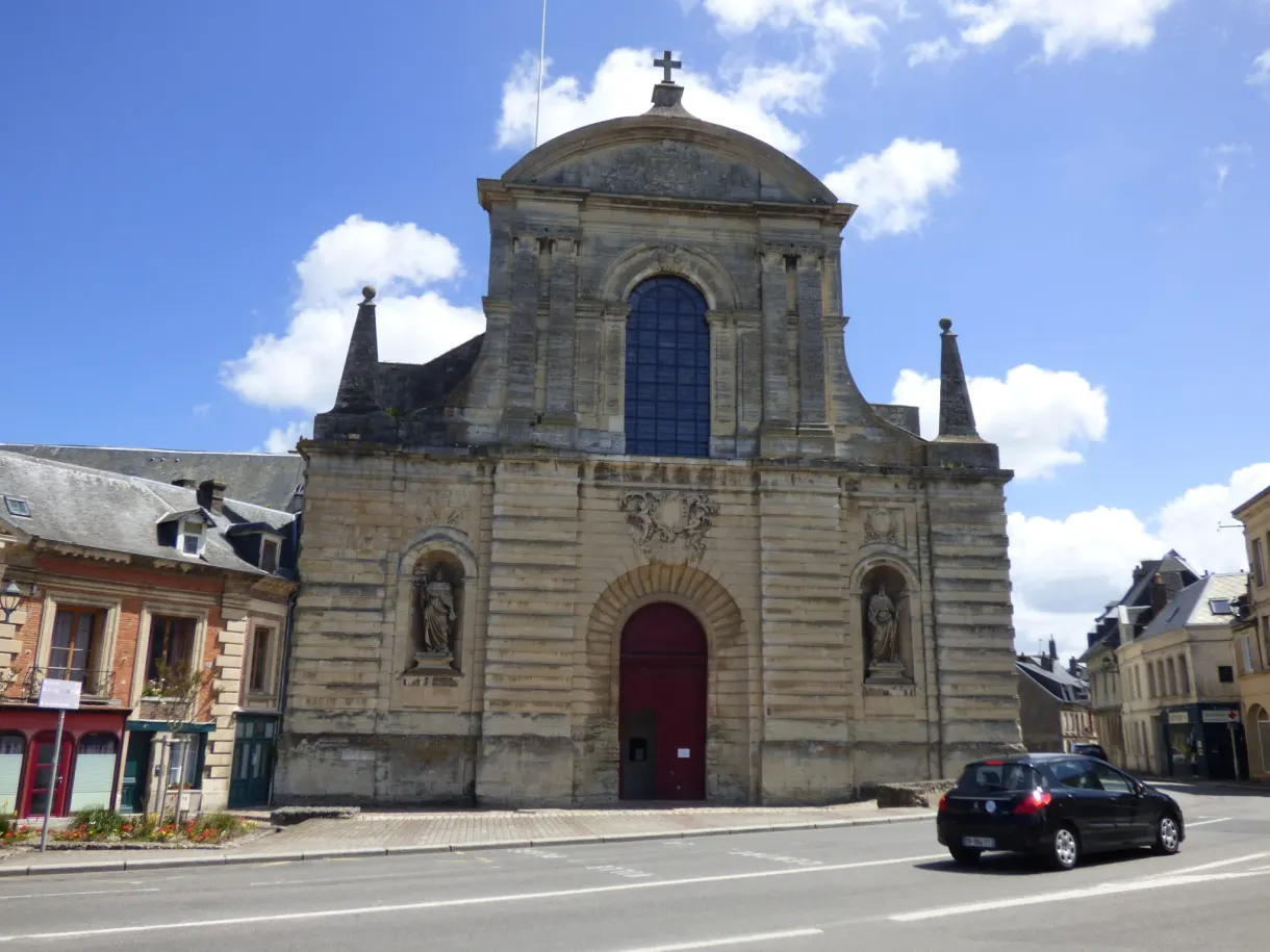 Façade classique en pierre blanche d'une église de Fécamp
