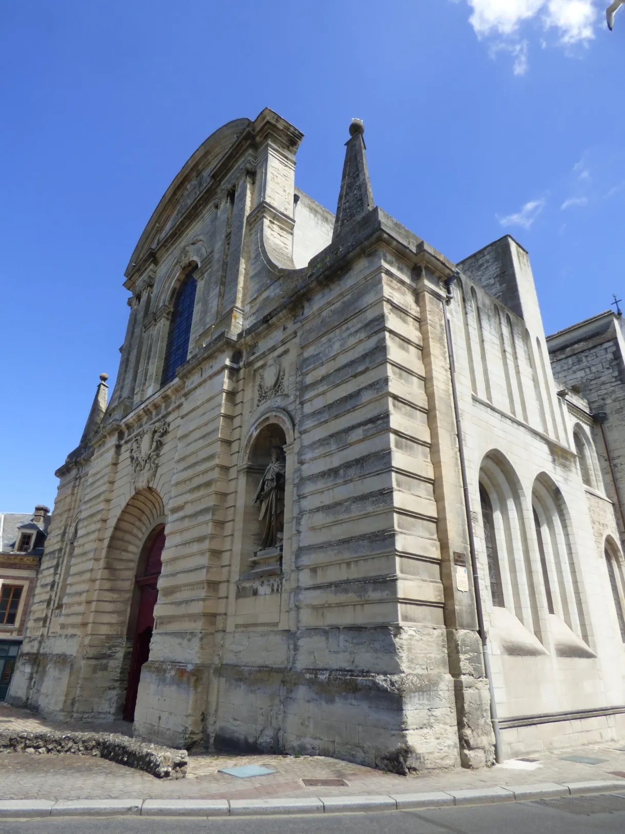 Portail de pierre sculpté d'un édifice religieux fécampois