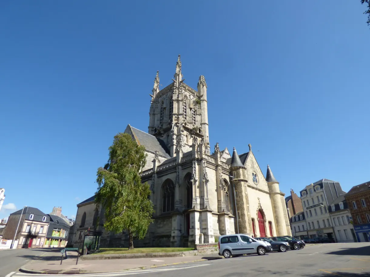 Tour et arcs-boutants gothiques de l'abbatiale vus de la place