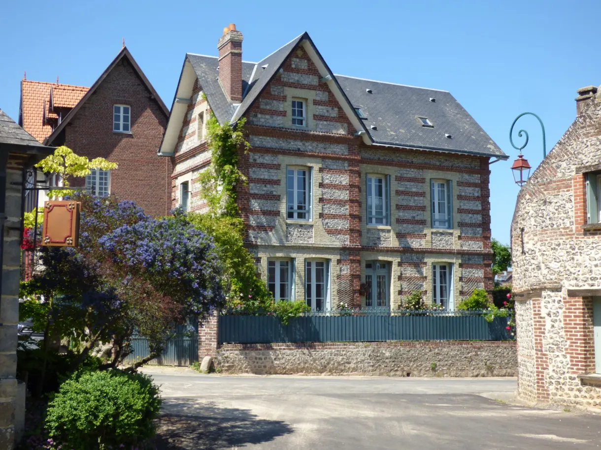 Maison en brique et silex fleurie à Veules-les-Roses
