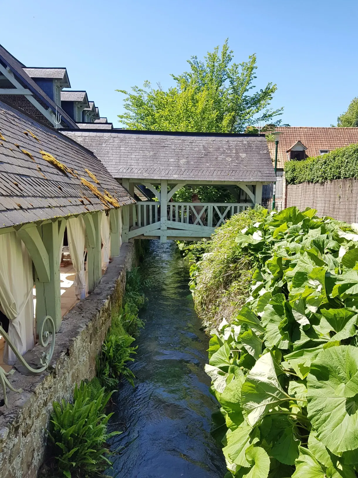 Cressonnière et lavoir couvert le long du cours d'eau
