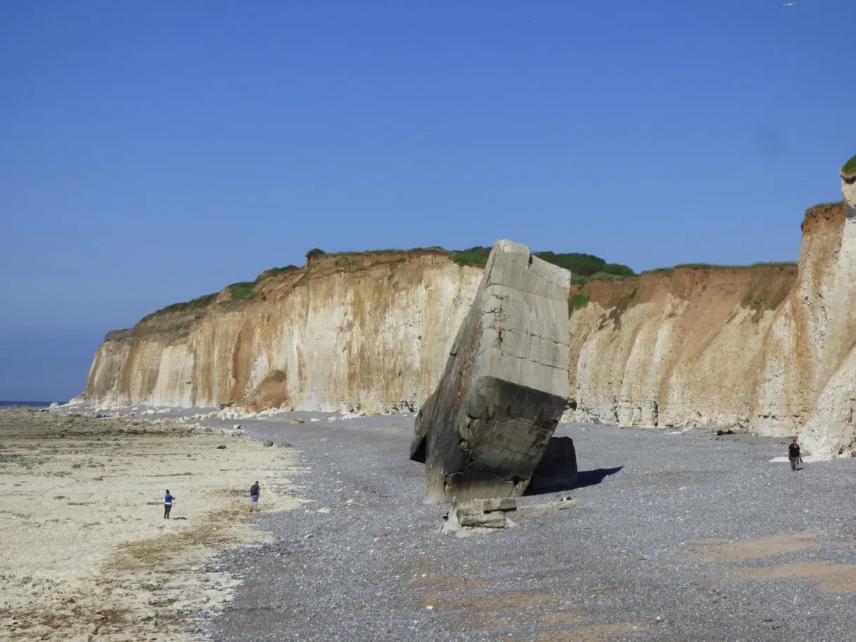 Blockhaus effondré sur l'estran devant la falaise de Sainte-Marguerite