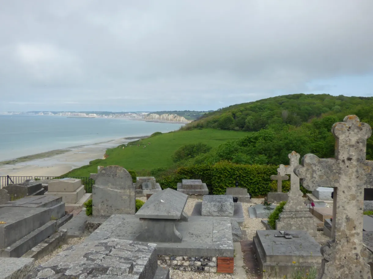 Tombes du cimetière marin dominant la mer et la vallée verte