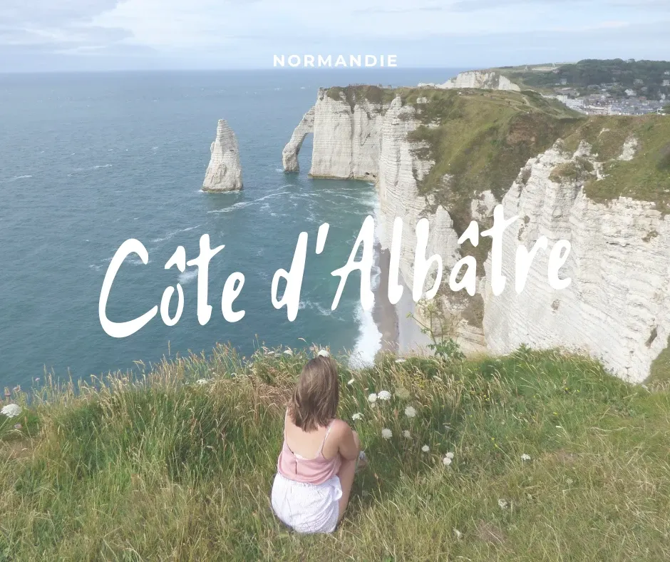 Titre Côte d'Albâtre sur une falaise dominant l'aiguille d'Étretat