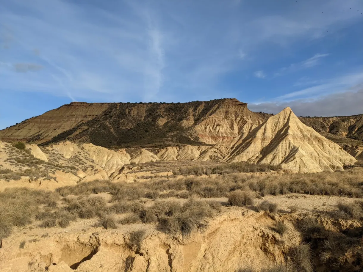 Plateau ocre découpé par l'érosion sous le soleil