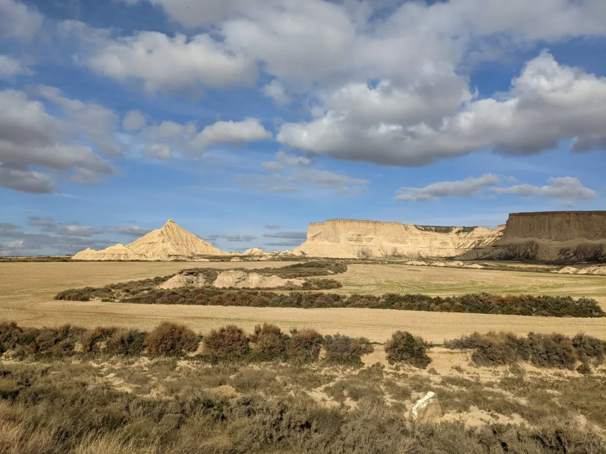 Champs cultivés au pied de mesas ocre