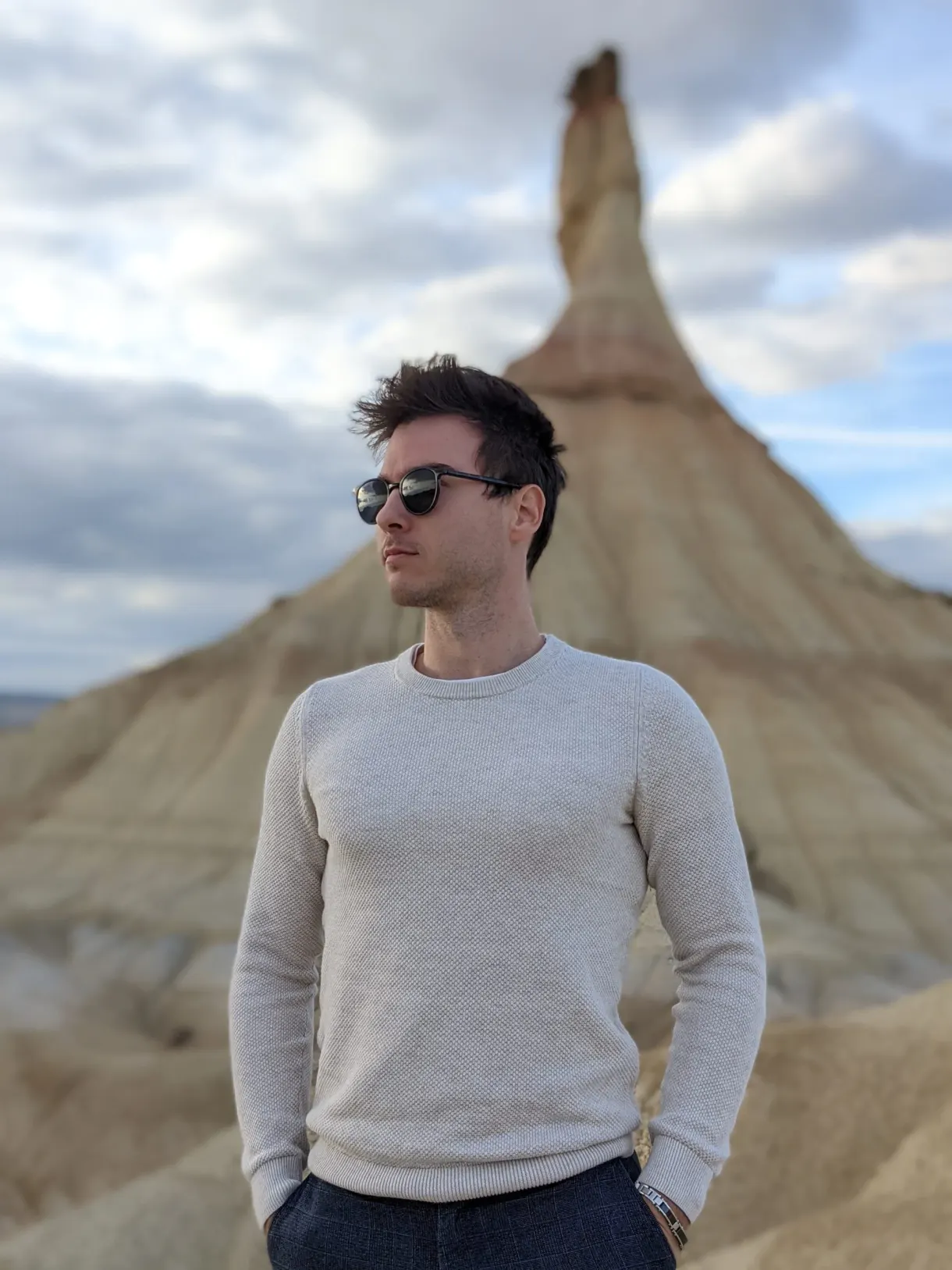 Portrait en pull clair, cheminée floue en arrière-plan